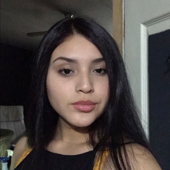 Profile Picture of Nayelie Guijoza (@nayelieg) on Poshmark