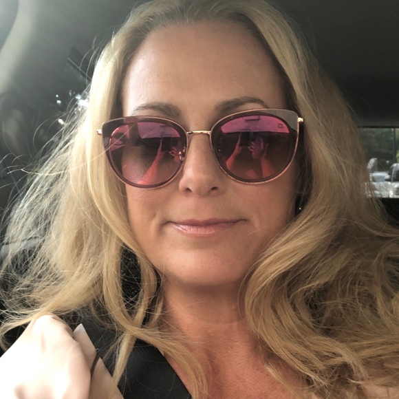 Profile Picture of Alison Hondroulis (@goldie_911) on Poshmark