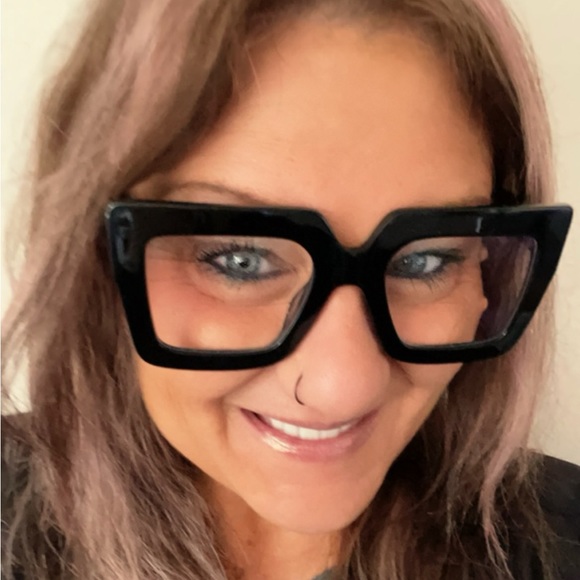Profile Picture of Shelly Perkins (@shelzy1969) on Poshmark