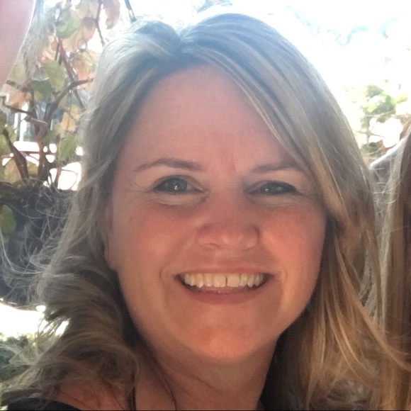 Profile Picture of Lisa Holbrook (@lholbrook1068) on Poshmark