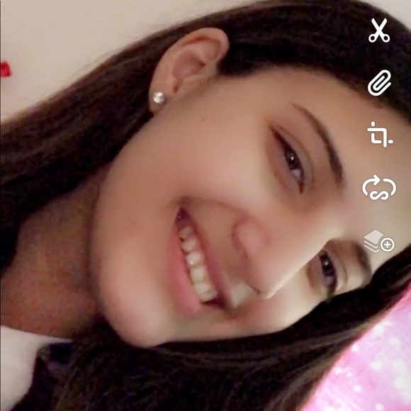 Profile Picture of Alex-alexandra Miranda (@aar21) on Poshmark