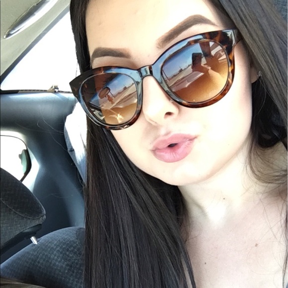 Profile Picture of Adrianna Hurley (@adrixoxxo) on Poshmark