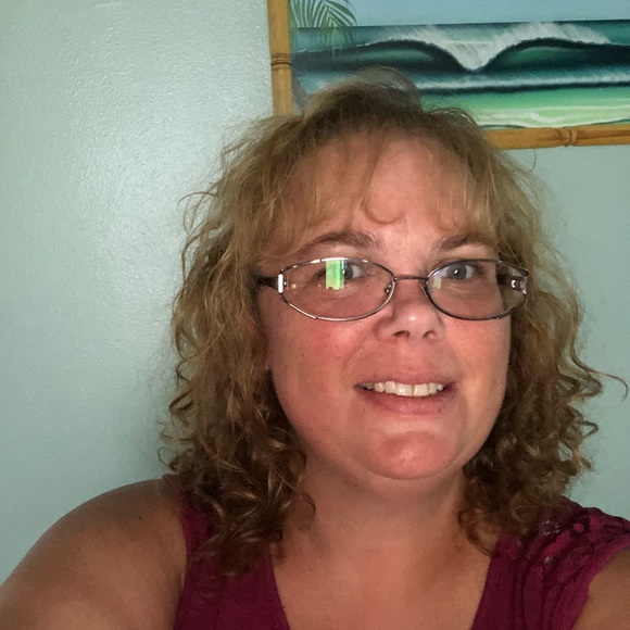 Profile Picture of Christine Hoffner (@chrissyh99) on Poshmark