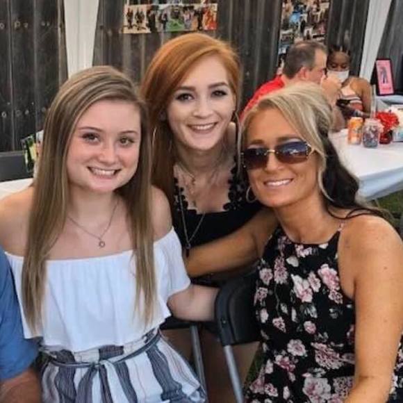 Profile Picture of Tina Keipp (@tkeipp5240) on Poshmark