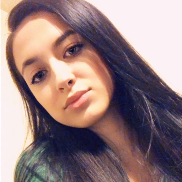 Profile Picture of Alecia Alvarez (@aliceleaahh) on Poshmark