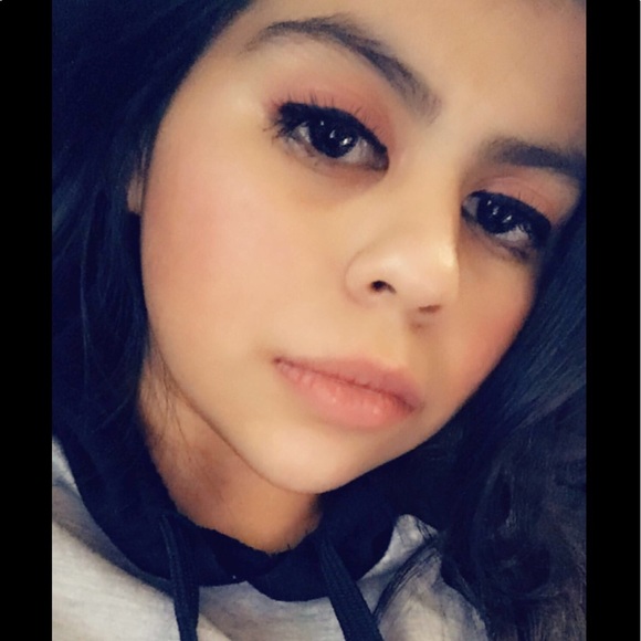 Profile Picture of Lily Flores (@lilyflores1618) on Poshmark