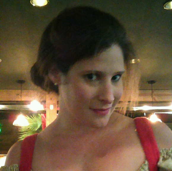 Profile Picture of Amy Gordon (@amgordon1230) on Poshmark