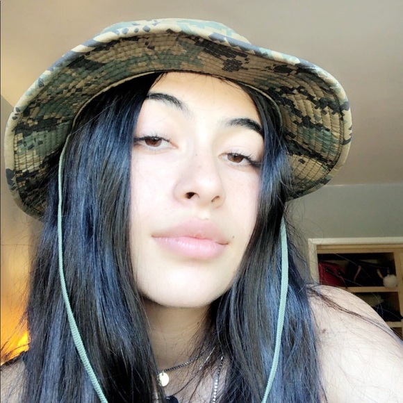 Profile Picture of Hana Aflatooni (@hanaaflatooni) on Poshmark