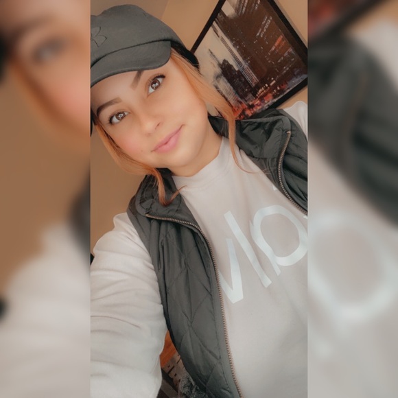 Profile Picture of Megan Lauzon (@meganlauzon) on Poshmark