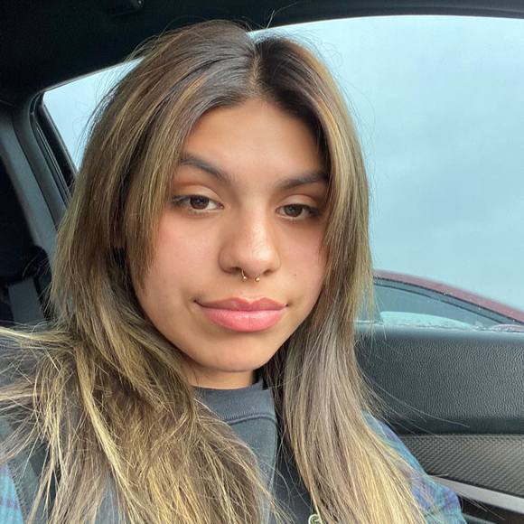 Profile Picture of Monique Canales (@momo_03) on Poshmark