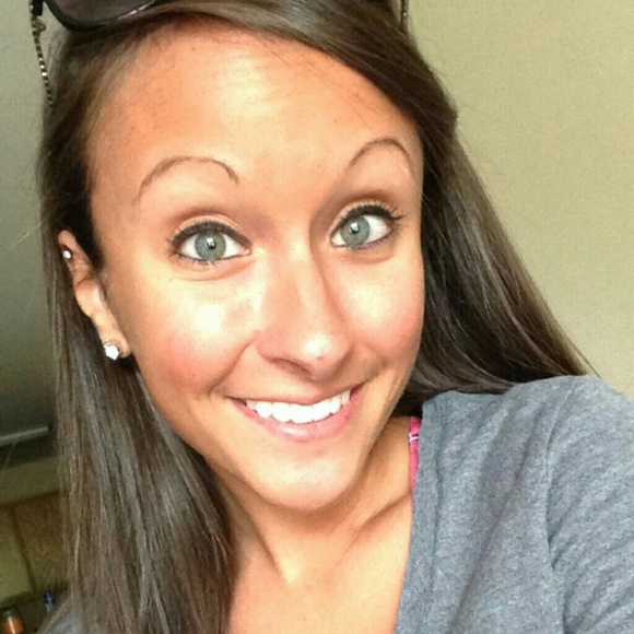 Profile Picture of Desiree Billotte (@dbillotte) on Poshmark