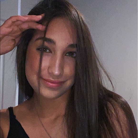 Profile Picture of Sofia Correa (@soficor6) on Poshmark