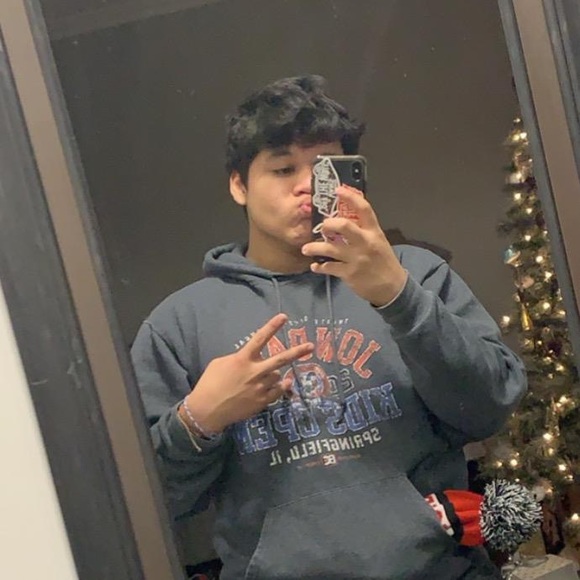 Profile Picture of Julian Navarro (@jujunavarro1902) on Poshmark