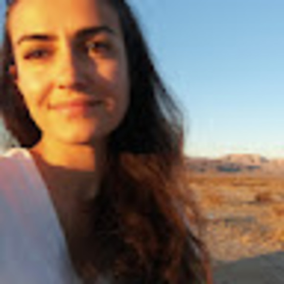 Profile Picture of Lara Bennett (@lara_bennett) on Poshmark