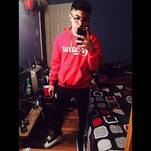 Profile Picture of Michael Eapinoza (@mikeyycx) on Poshmark