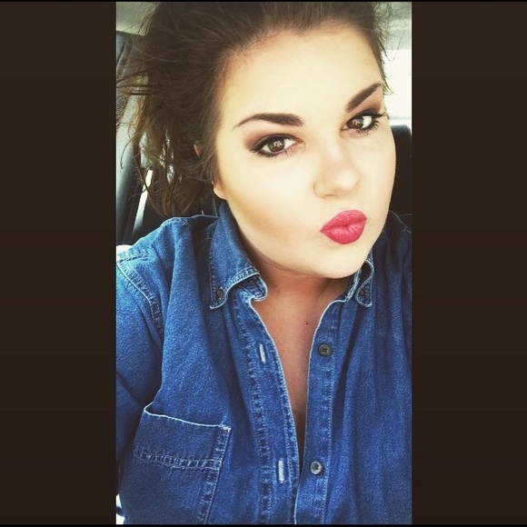 Profile Picture of Taylor Arasmith (@taylork024) on Poshmark