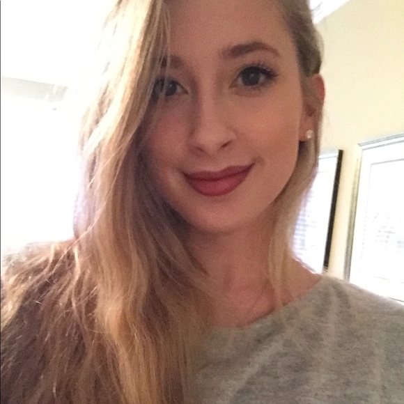 Profile Picture of Danni Pohly (@danni_e_p) on Poshmark