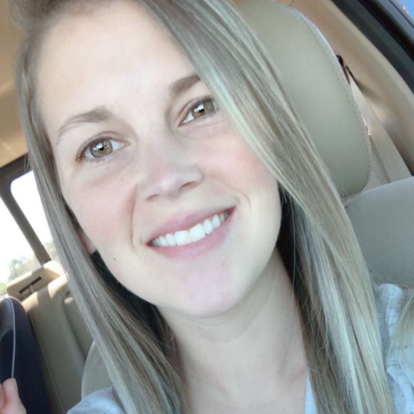 Profile Picture of Nikki Ross (@nikkilynnross) on Poshmark