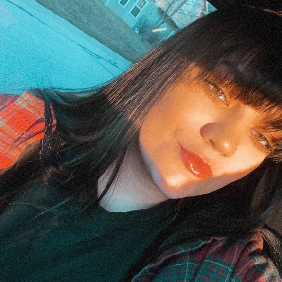 Profile Picture of Alexis Hembrough (@alexishembrough) on Poshmark