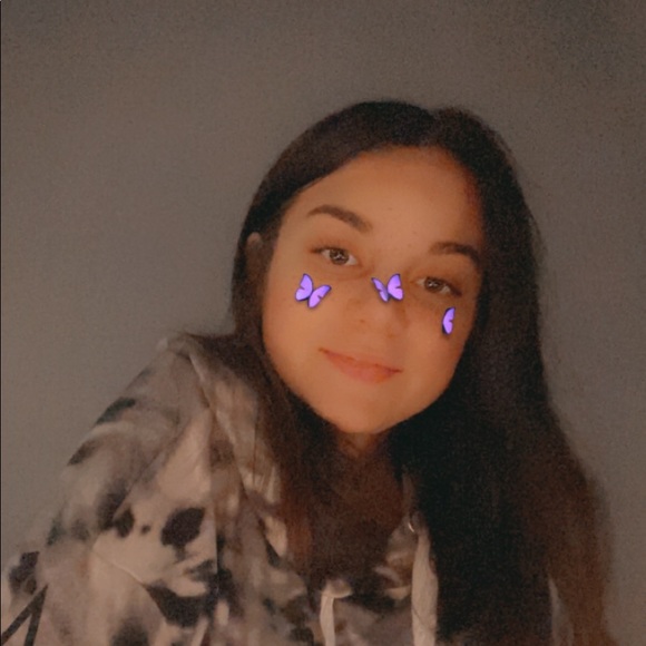 Profile Picture of Emma Grabinski (@sikeitsjustemma) on Poshmark