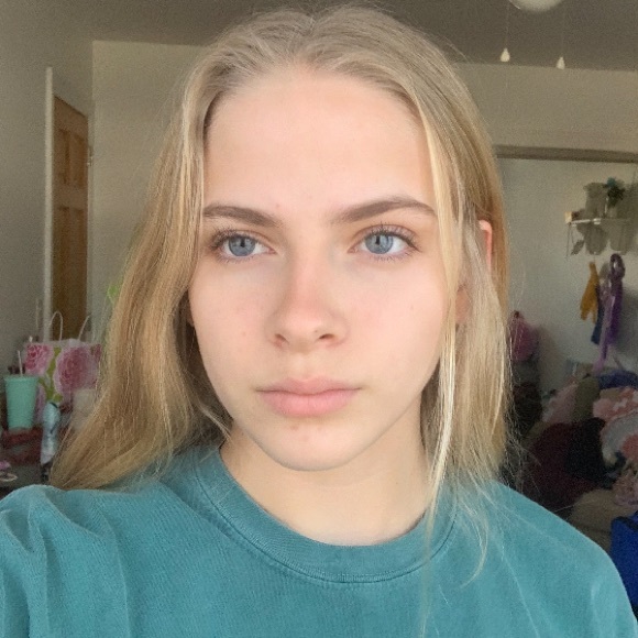 Profile Picture of Danielle Diemer (@danielle_diemer) on Poshmark