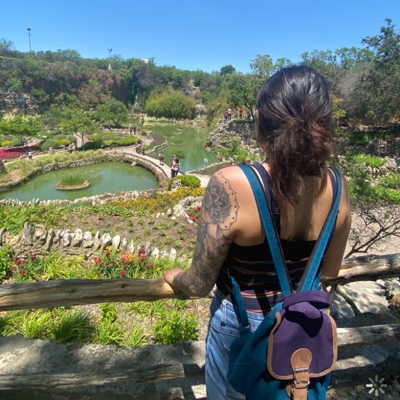 Profile Picture of Ariel Hodges (@buckwildmama) on Poshmark