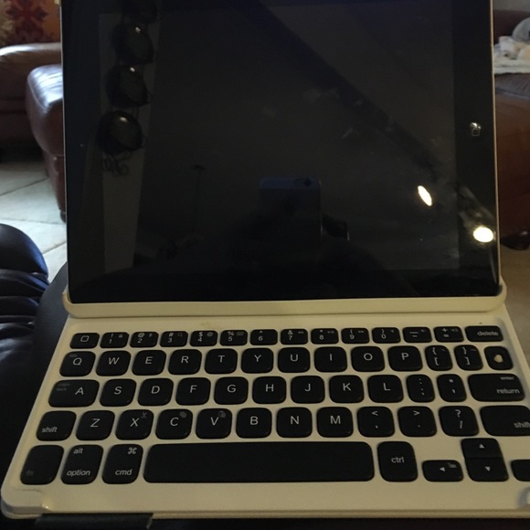 Profile Picture of Kellie Sweeden (@sweedenmama) on Poshmark