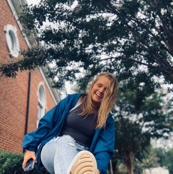 Profile Picture of Karen Bright (@tommyjessi2014) on Poshmark