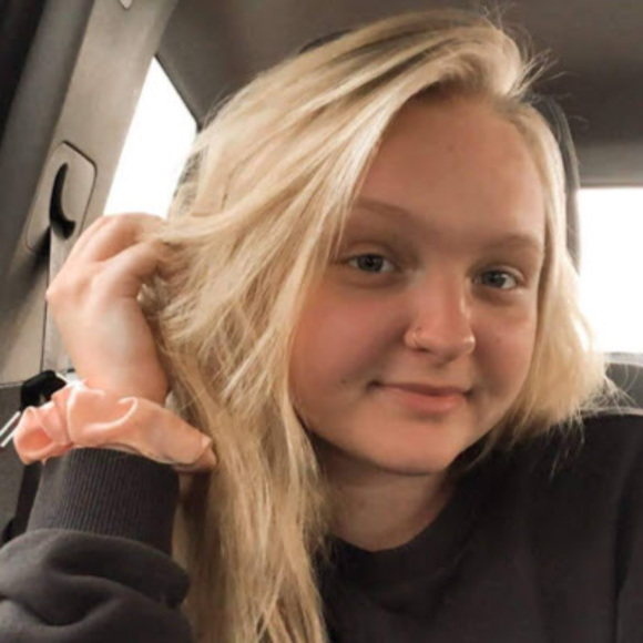 Profile Picture of Kaytlin Harvell (@kaytlinharvell) on Poshmark