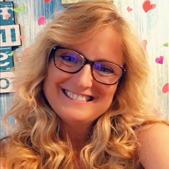 Profile Picture of Laurie Fix (@lauriefpm717) on Poshmark