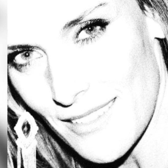 Anelle De beer - Poshmark Profile Picture of Anelle De beer (@thedressers) on Poshmark