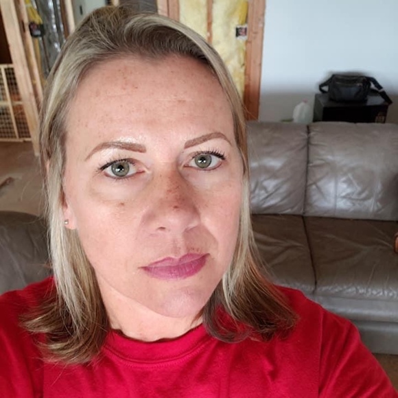 Profile Picture of Laurie Womack (@lwomack40) on Poshmark