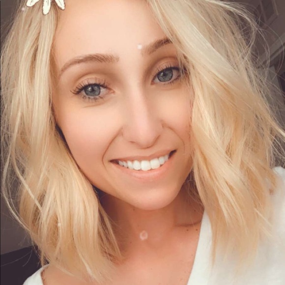 Profile Picture of Samantha Kusek (@samkusekk) on Poshmark