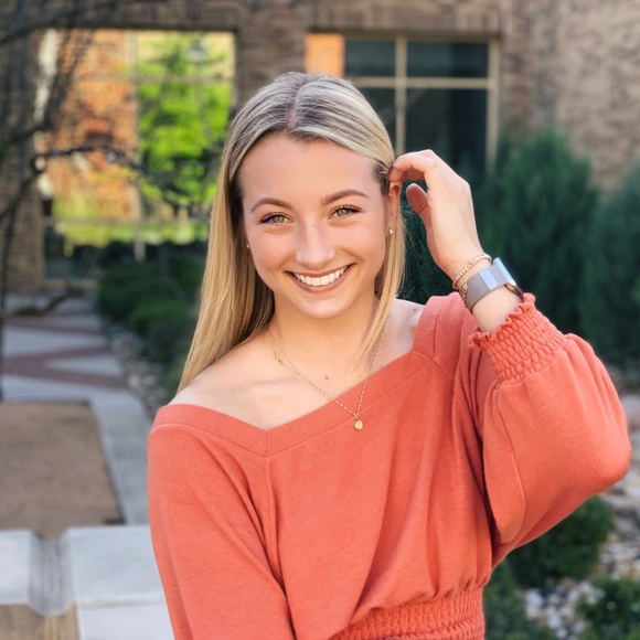 Profile Picture of Leah Knizner (@leahknizner) on Poshmark