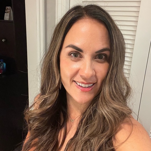 Profile Picture of Bobbie Curtis (@olivelover) on Poshmark