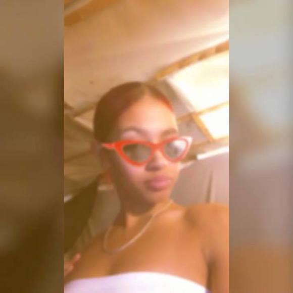 Profile Picture of Aon Aon (@aonaon) on Poshmark