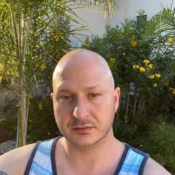 Profile Picture of Touni Aghajanzadeh dari (@tounicosmo85) on Poshmark