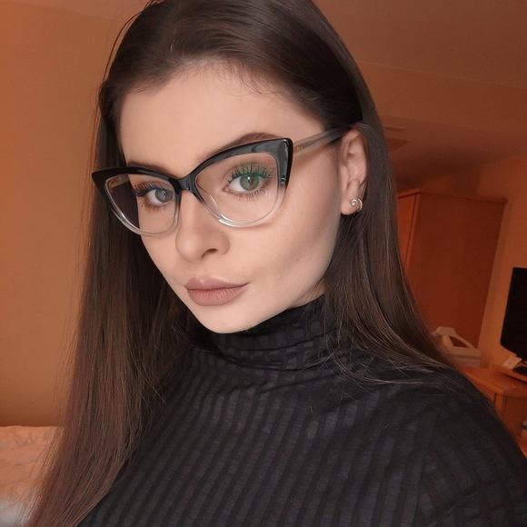 Profile Picture of Simona Fulga (@axibuff) on Poshmark