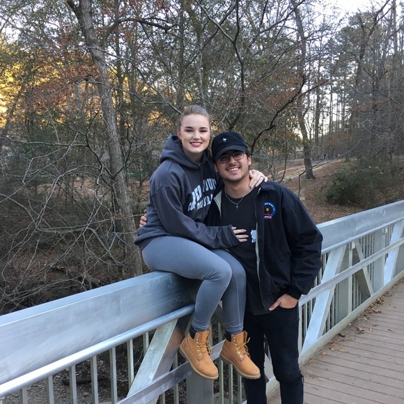 Profile Picture of Lynzie Stracner (@lynziestracner) on Poshmark