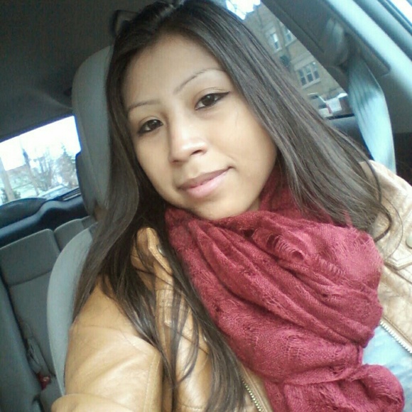 Profile Picture of Giselle Aguilar (@giselle21a) on Poshmark