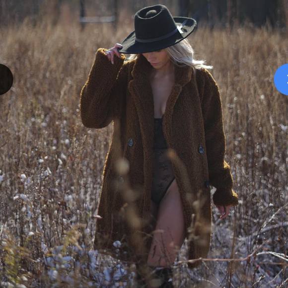 Profile Picture of Lauren Trattles (@laurentrattles) on Poshmark