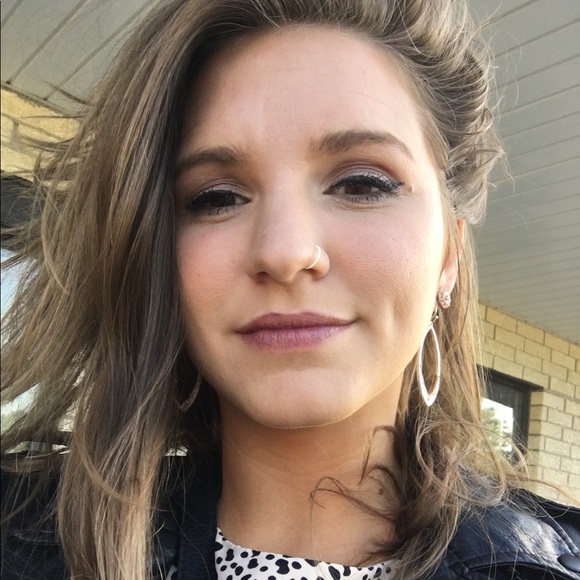 Profile Picture of Lizzy Stempien (@lizzystempien) on Poshmark