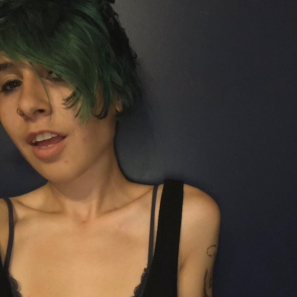 Profile Picture of Adrianna Raymond (@adriannar3) on Poshmark