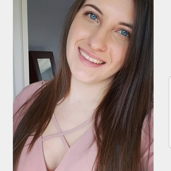 Profile Picture of Jess Ansbach (@jessxansbach) on Poshmark