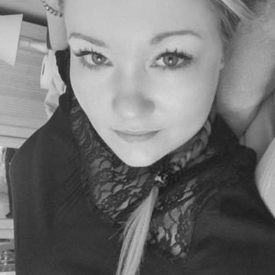 Profile Picture of Nicole Hacker (@housekatze) on Twitter