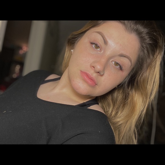 Profile Picture of Shania Weisler (@shania_weisler) on Poshmark