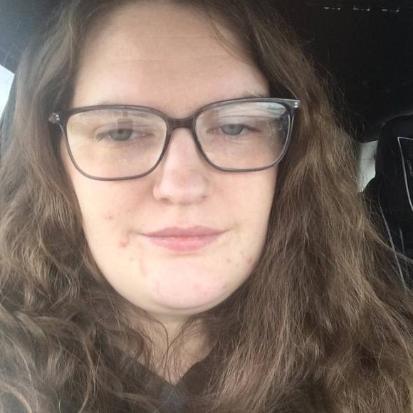 Profile Picture of Nikki Oty (@nikkielaine18) on Poshmark