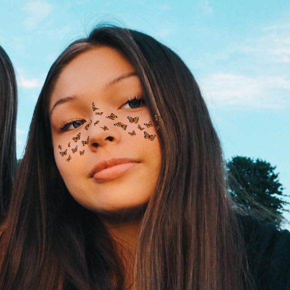 Profile Picture of Marcela Sialer (@marcelasialer) on Poshmark