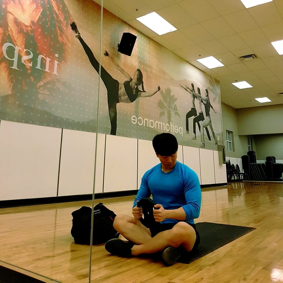 Profile Picture of Jongho Choi (@chlwhdghabc) on Poshmark