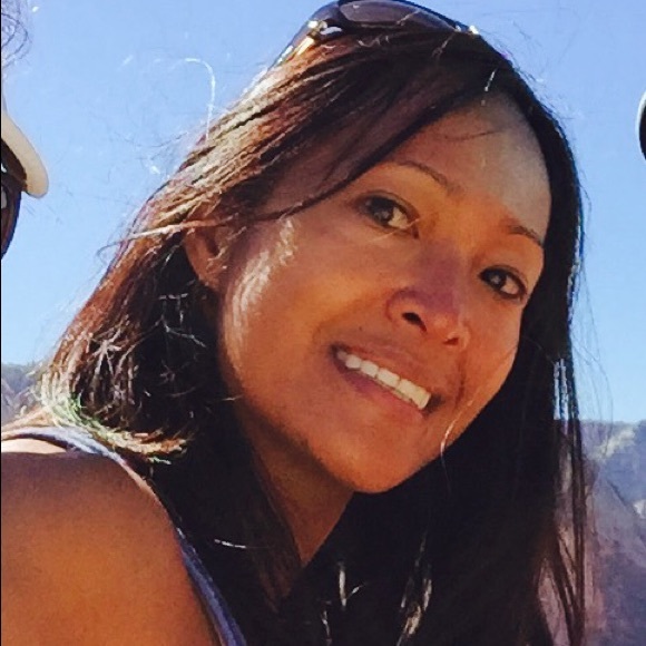 Profile Picture of Carol Filledes (@carolsunnysky) on Poshmark